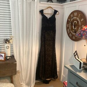 Beautiful black formal dress lace with sparkly details with a mermaid
Body
